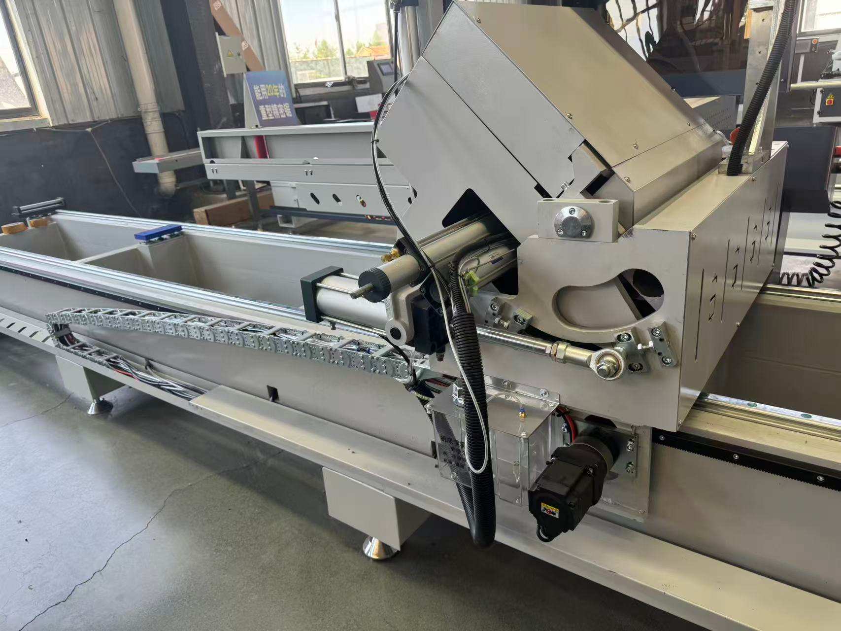 550 CNC Sábha Beachtais Pivot Seachtrach CNC, 45°/90